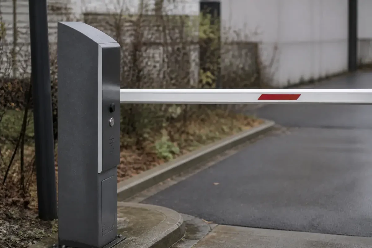 Borne de paiement grise pres dune barriere de parking