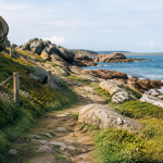 Chemin de cote entre rochers granitiques et mer
