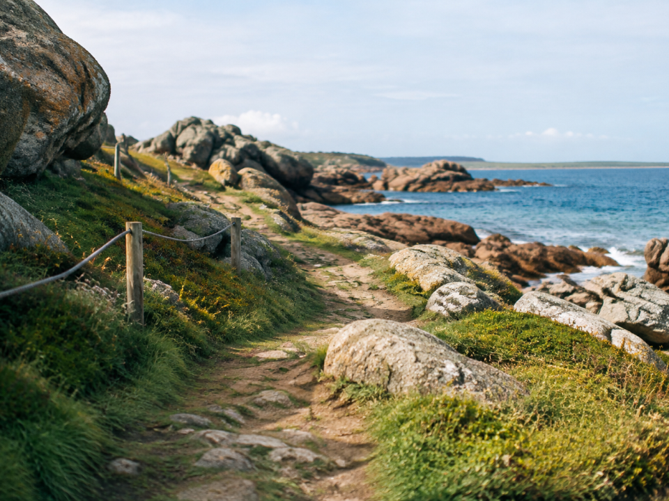 Chemin de cote entre rochers granitiques et mer