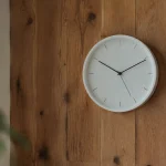 Horloge murale blanche posée sur un mur en bois