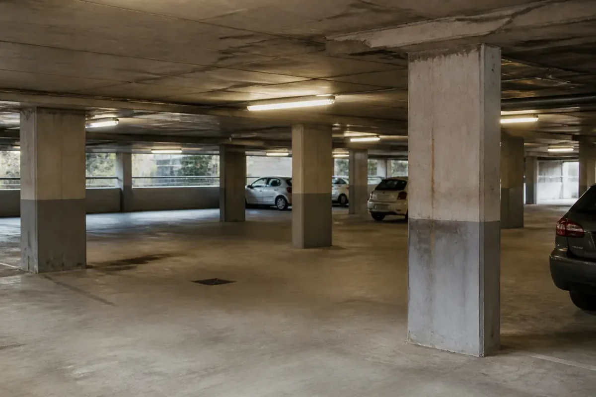 Parking souterrain avec plafonniers et piliers en beton