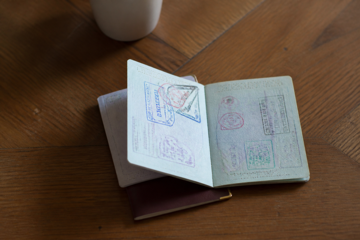 Passeport avec tampon visa sur un bureau en bois