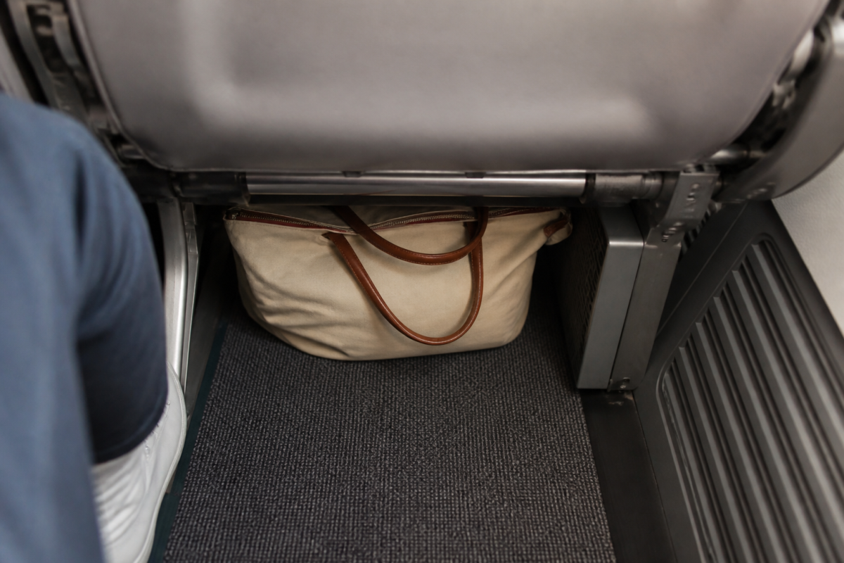 Petit sac pose sous le siege avion