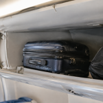Valise compacte placee dans compartiment bagage avion