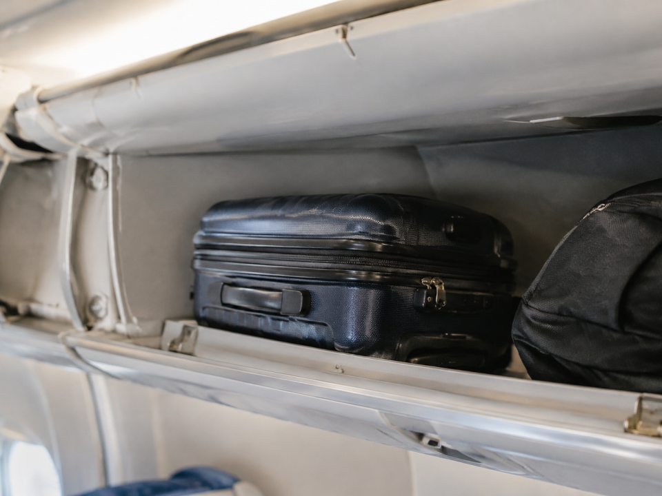Valise compacte placee dans compartiment bagage avion