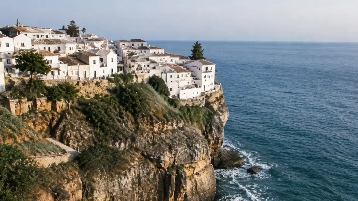 Vue aerienne du village blanc perche sur la falaise